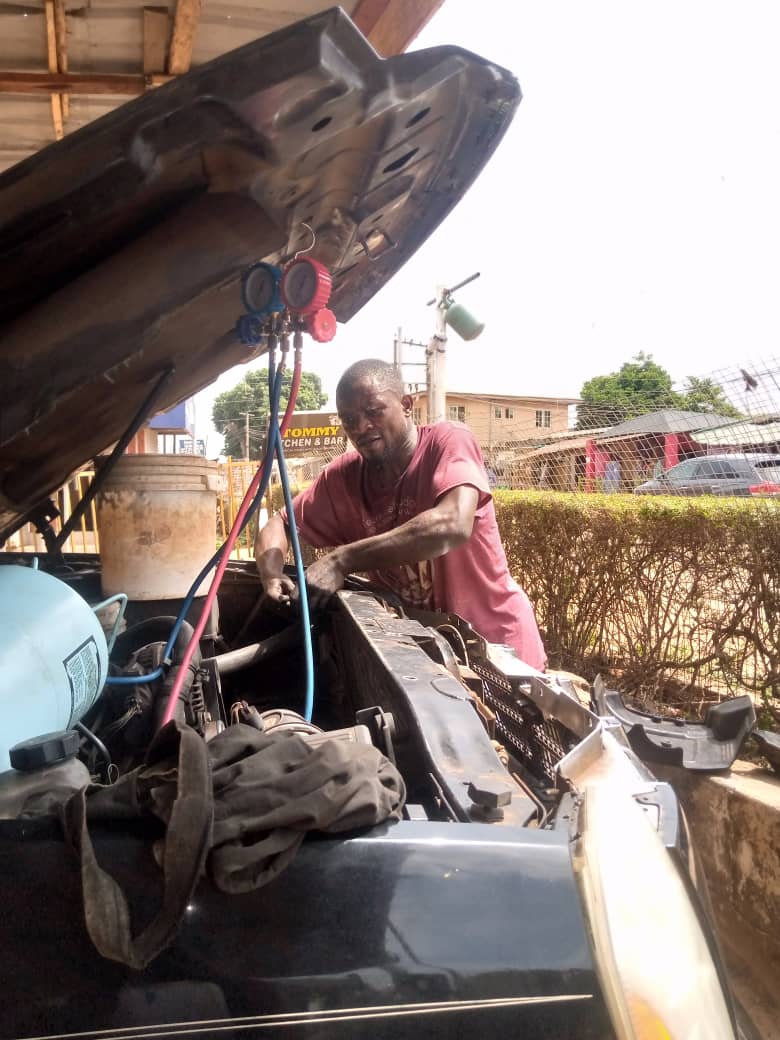 Car AC Pressure & Leak Testing